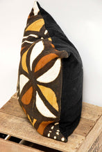 Load image into Gallery viewer, Isseu bogolan mudcloth pillow
